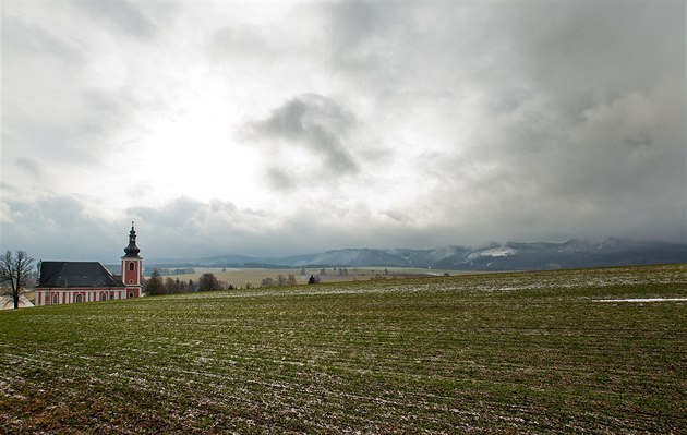 Pohled na kostel v Boanov na Broumovsku (14.1.2015).