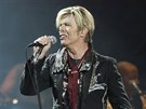 David Bowie pi vystoupen v newyorsk Madison Square Garden (15. prosince 2003)