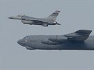 Americk bombardr B-52 v doprovodu sthaek nad Jin Koreou