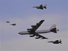 Bombardr B-52 v doprovodu americkch a jihokorejskch sthaek nad Osanem