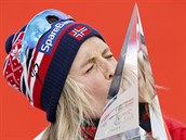 Therese Johaugov lb trofej pro vtzku Tour de Ski.