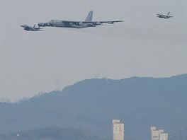 Americk bombardr B-52 v doprovodu sthaek F-15K jihokorejskch vzdunch sil...