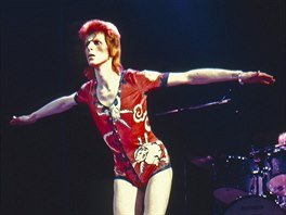 David Bowie bhem londnskho koncertu svho svtovho turn Ziggy Stardust...