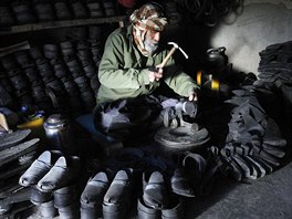 VEC A KOPYTO. Afghánský obuvník pi práci ve mst Herát.