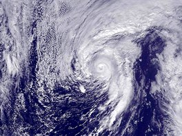 LEDNOVÝ HURIKÁN. Satelitní snímek tropické cyklóny Alex nad Atlantickým...