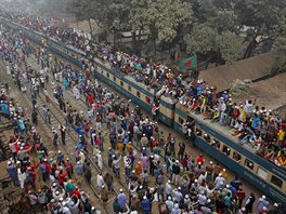 UKONETE NÁSTUP. Peplnný vlak v bangladéské Dháce rozváí úastníky...