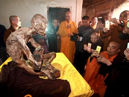 VNÝ EHOLNÍK. íntí buddhisté si fotí ostatky mnicha v prefektue chüan-ou...