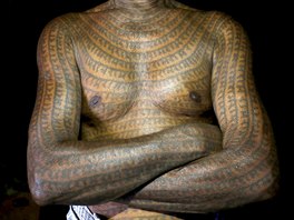 KÉRKA. Písluník nejnií spoleenské kasty v Indii ukazuje své tetování -...