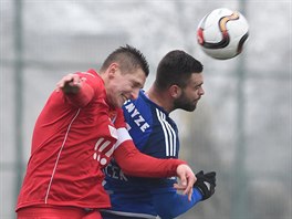 Vclav Vaek (vlevo) z Olomouce a Filip Kaa z Ostravy v hlavikovm souboji