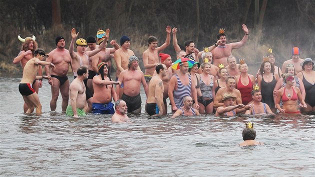 Otuilci si zaplavali ve vodch Radbuzy. Ledovou vodu si uvali. (10. ledna 2016)