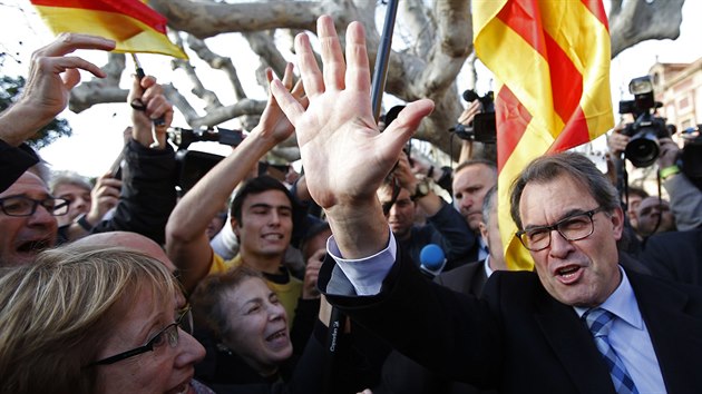 Bval premir Katalnska Artur Mas mv pznivcm. Na postu ho v nedli nahradil starosta msta Girona Carles Puigdemont. (10. ledna 2016)