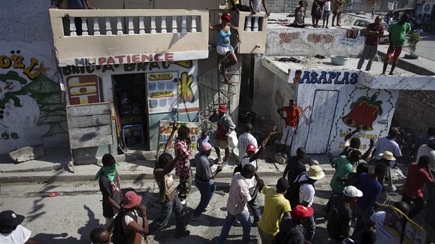 Dav demonstrant vyel do ulic haitskho hlavnho msta Port-au-Prince. Lid protestuj proti volbm. (19. ledna 2016)