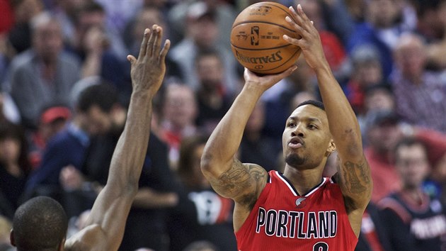 Damian Lillard z Portlandu pi stelb.