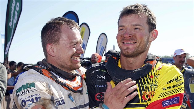 Motocyklov zvodnk David Pabika (vlevo) gratuluje slovenskmu kolegovi z tmu KTM tefanovi Svitkovi k celkovmu druhmu mstu na Rallye Dakar.