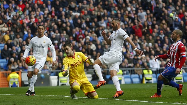 Karim Benzema (druh zprava) z Realu Madrid dv branku v utkn s Gijnem.