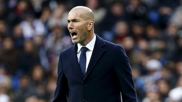 Zinedine Zidane dv pokyny fotbalistm Realu Madrid.