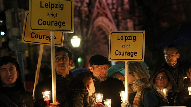 Odprci Legidy utvoili v centru msta "etz svtel" za otevenost a toleranci (11. ledna 2016)