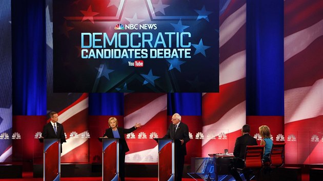 Kandidti na prezidentskou kandidaturu za americk demokraty Hillary Clintonov, Bernie Sanders a Martin OMalley pi televizn debat (17. ledna 2016).