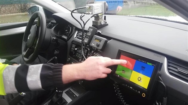 V aut je pedn kamera, zadn kamera, zazen monitoruje provoz ped vozidlem i za nm.