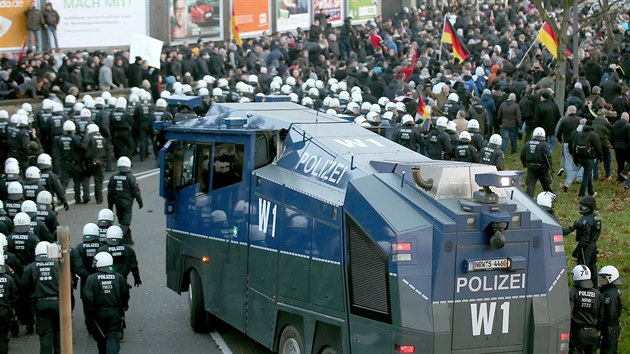 Policie v Koln nad Rnem rozhn demonstranty protiislmsk iniciativy PEGIDA (9. ledna 2015)