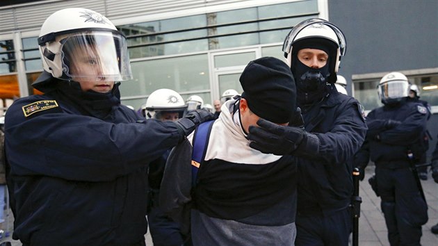 Policie v Koln nad Rnem zadrela demonstranta protiislmsk iniciativy PEGIDA (9. ledna 2016)