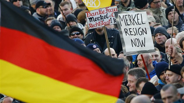 Demonstranti protiislmsk iniciativy PEGIDA v Koln nad Rnem (9. ledna 2016)