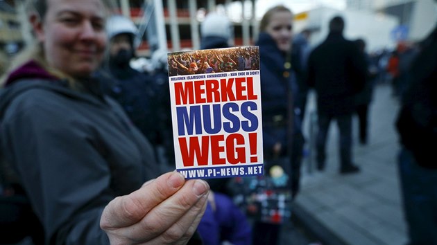 Merkelov mus pry! Demonstrace pznivc protiislmskho hnut PEGIDA (9. ledna 2016)