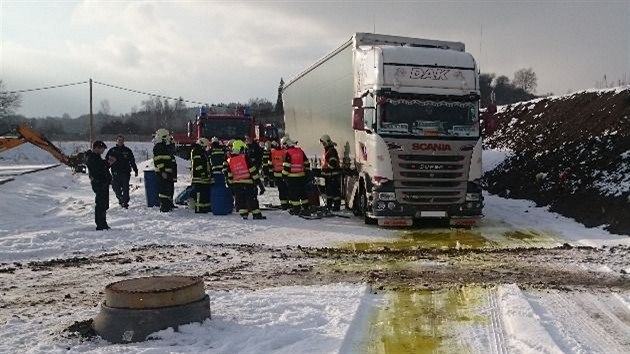 V ostrovsk prmyslov zn vytkala z kamionu nafta, havrii likvidovali hasii.