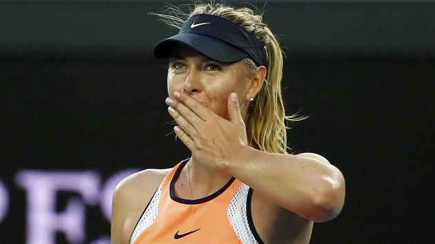 POLIBKY. Rusk tenistka Maria arapovov slav typickm zpsobem svou vhru v 1. kole Australian Open.