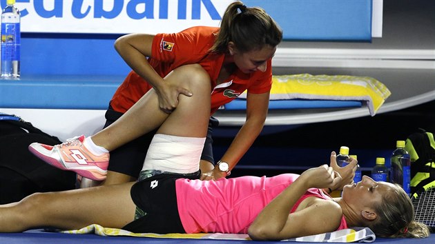 esk tenistka Kristna Plkov je v pi fyzioterapeutky v utkn 1. kola Australian Open.