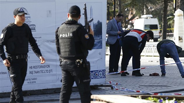 Turetí policisté pracují v míst exploze, která otásla istanbulským námstím...