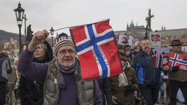 Demonstrace proti postupm Barnevernetu. astnci proli Prahou od norskho velvyslanectv k budov Norskch fond. (16.1.2016)