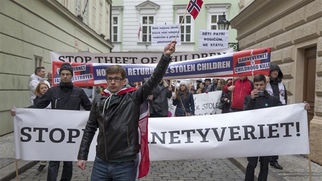 Demonstrace proti postupm Barnevernetu. astnci proli Prahou od norskho velvyslanectv k budov Norskch fond. (16.1.2016)