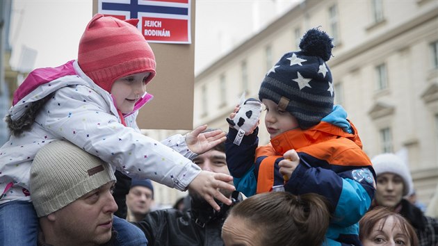 Demonstrace proti postupm Barnevernetu. astnci proli Prahou od norskho velvyslanectv k budov Norskch fond. (16.1.2016)