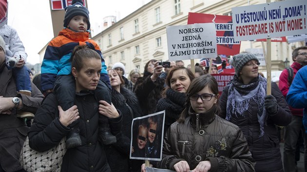 Demonstrace proti postupm Barnevernetu. astnci proli Prahou od norskho velvyslanectv k budov Norskch fond. (16.1.2016)