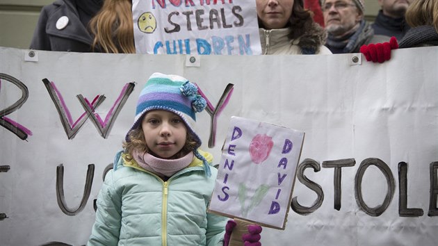 Demonstrace proti postupm Barnevernetu. astnci proli Prahou od norskho velvyslanectv k budov Norskch fond. (16.1.2016)