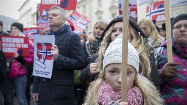 Demonstrace proti postupm Barnevernu. astnci proli Prahou od norskho velvyslanectv k budov Norskch fond. (15. kvtna 2017)