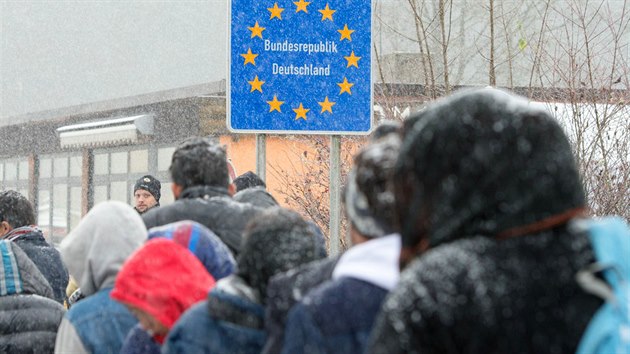 Migranti na rakousko-nmeck hranici nedaleko Wegscheidu.