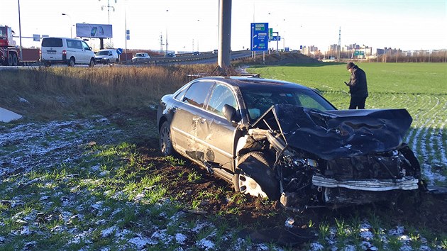 Nehoda dvou aut v ulici Veselsk ped obchodnm centrem v Letanech (15. ledna 2016)