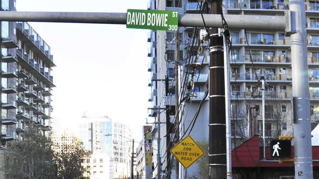 Cedule nad Bowieho ulic v Austinu byla neoficiln pejmenovna po slavnm zpvkovi (15. ledna 2015).