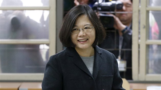 Pedsedkyn opozin strany Demokratick pokrokov strany Cchaj Jing-wen pi hlasovn v Taipeji (16. ledna 2016).