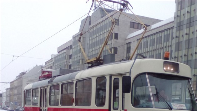 Mazac tramvaj, kter bude pednm pantografem strhvat nmrazu. Na zadnm pantografu je vlec, do  kterho se pod tlakem vhn glycerin. Ten namae trolej, aby dal nmraza nevznikala.