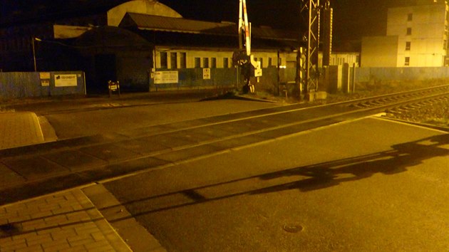Na pejezd ve Skuherskho ulici v Budjovicch nkdo dovezl plastov kontejner, do kterho pak narazil vlak.