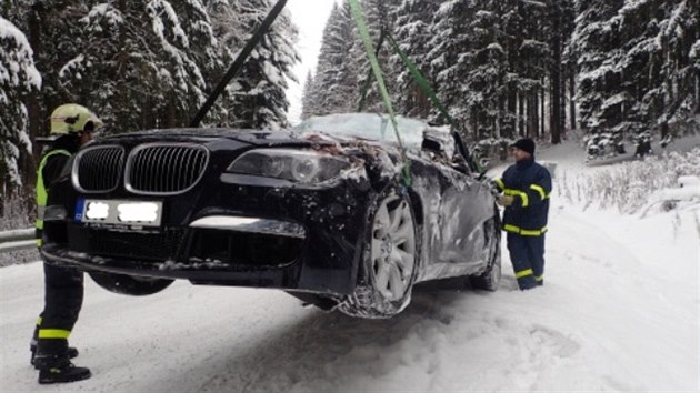 Havarovan BMW samo pivolalo svmu idii k obci Bl na Frdecko-Mstecku pomoc (19. ledna 2016).