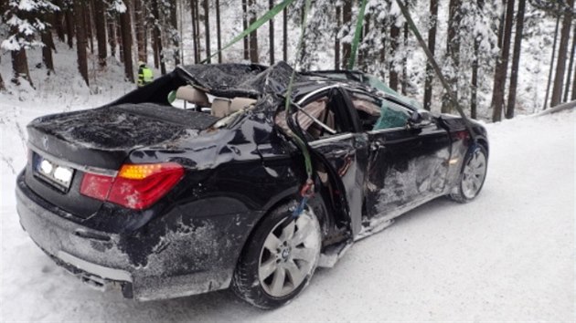 Havarovan BMW samo pivolalo svmu idii k obci Bl na Frdecko-Mstecku pomoc (19. ledna 2016).