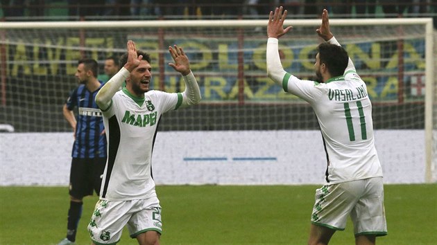 Domenico Berardi (vlevo) a ime Vrsaljko slav gl Sassuola proti Interu Miln.