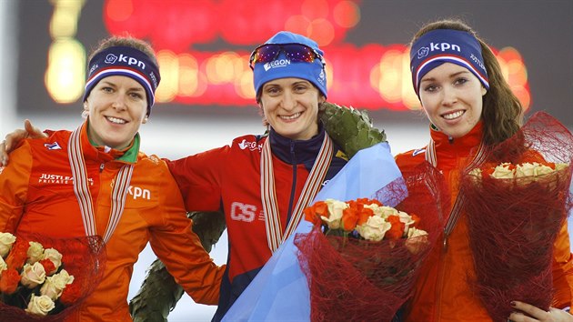 Martina Sblkov na pdiu po triumfu na mistrovstv Evropy ve vceboji v Minsku, vedle n (vlevo) stbrn Ireen Wstov a tet Antoinette de Jongov.