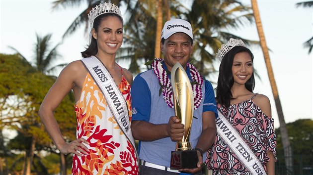 Fabin Gmez s krskami po boku a trofej pro vtze Sony Open v Honolulu.