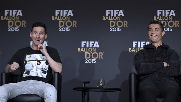Lionel Messi a Cristiano Ronaldo se smj na tiskov konferenci ped vyhlenm ankety Zlat m 2015.