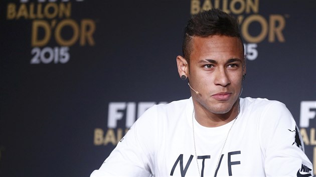 Neymar poslouch otzku na tiskov konferenci ped vyhlenm Zlatho me 2015.